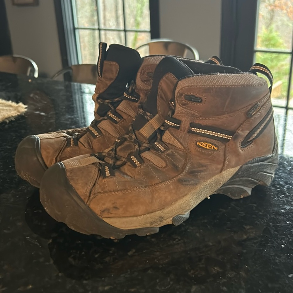 Men’s Keen hiking boots US size 9 brown leather